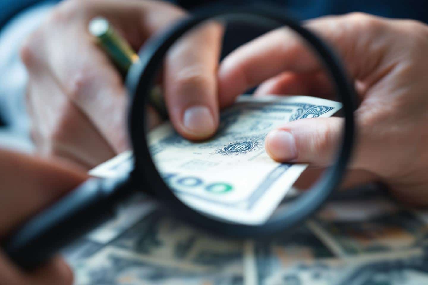 Comment reconnaître des faux billets : guide et astuces